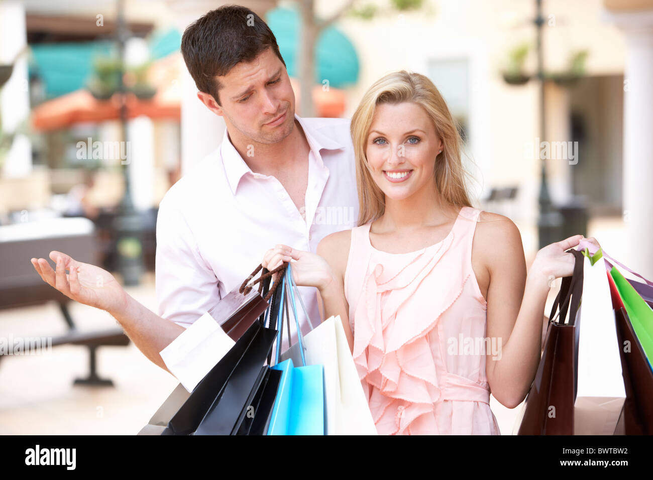 женщина с покупками. женщина с пакетами из магазинов. фотосессия в магазине. уставшая женщина с покупками. мужчина дарит деньги.