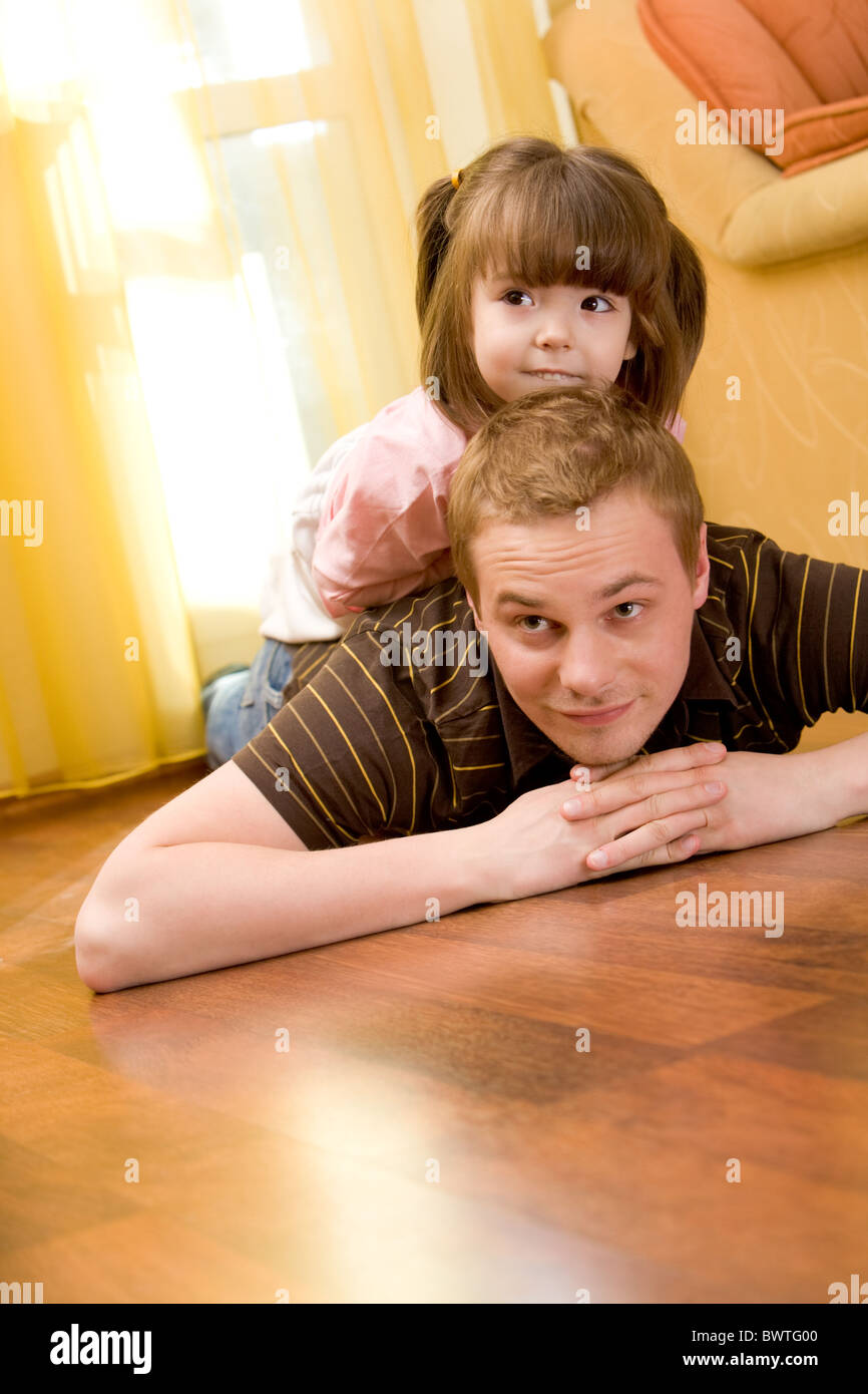 дочь села отцу. пренебрежение ребенком. соблазны для ребенка. воспитание ребенка. воспитание ребенка.