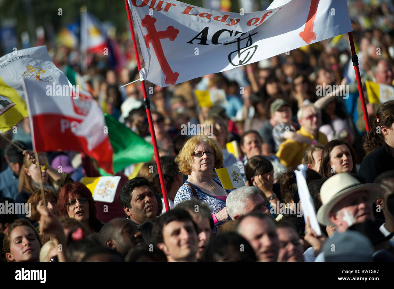 An estimated 80,000 pilgrims congregated in Hyde Park, London on 18 September 2010 to see Pope Benedict XVI for a Prayer Vigil Stock Photo