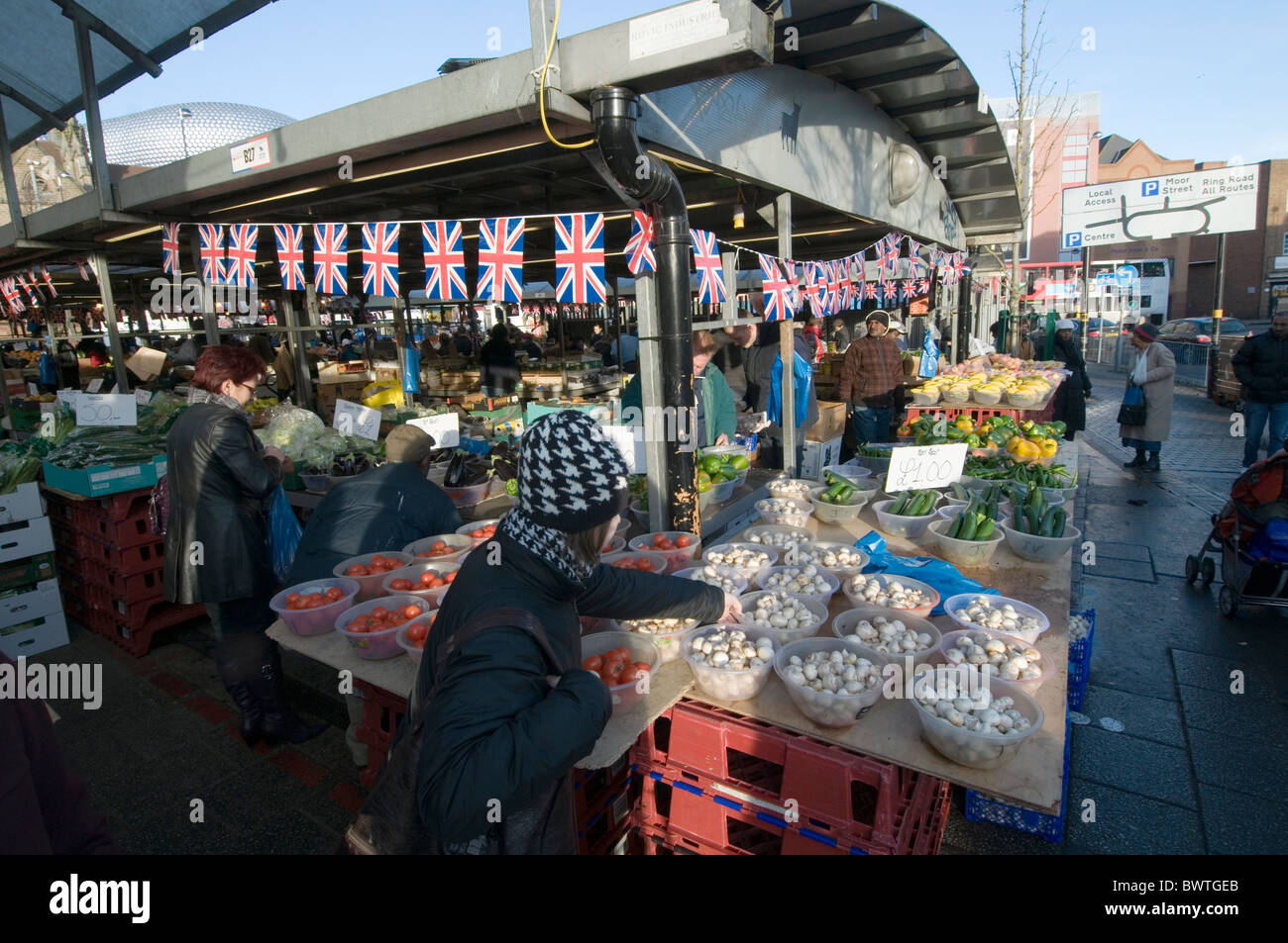 outdoor market stall stalls fresh fruit and veg vegetable vegetables trader traders retail retailer retailers open air openair s Stock Photo