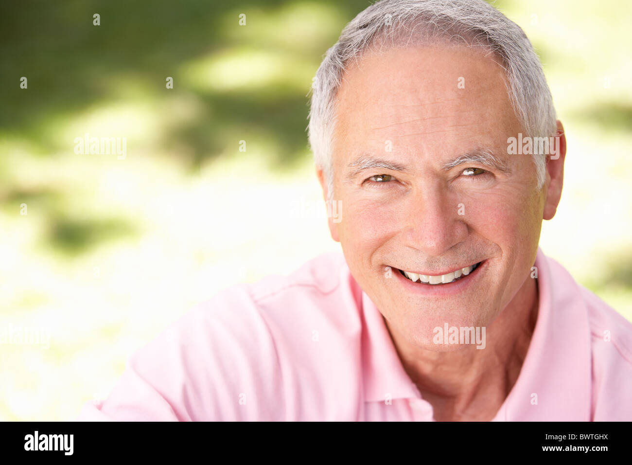 Senior couple relaxing together in park Stock Photo - Alamy