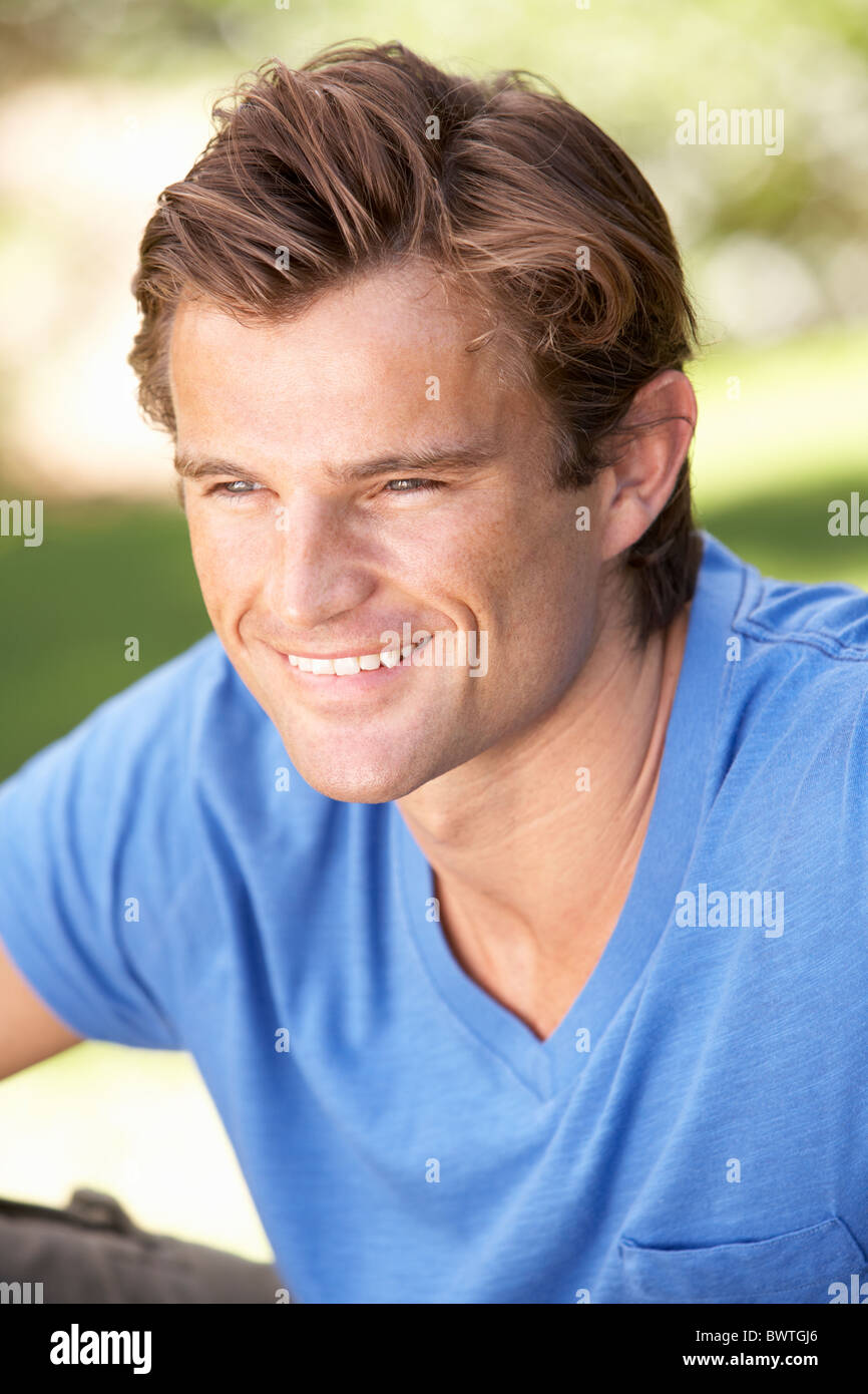 Senior couple relaxing together in park Stock Photo - Alamy