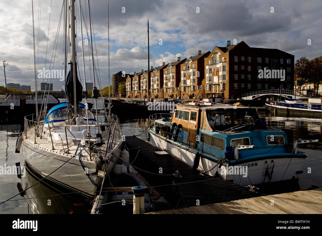 Surrey quays hires stock photography and images Alamy