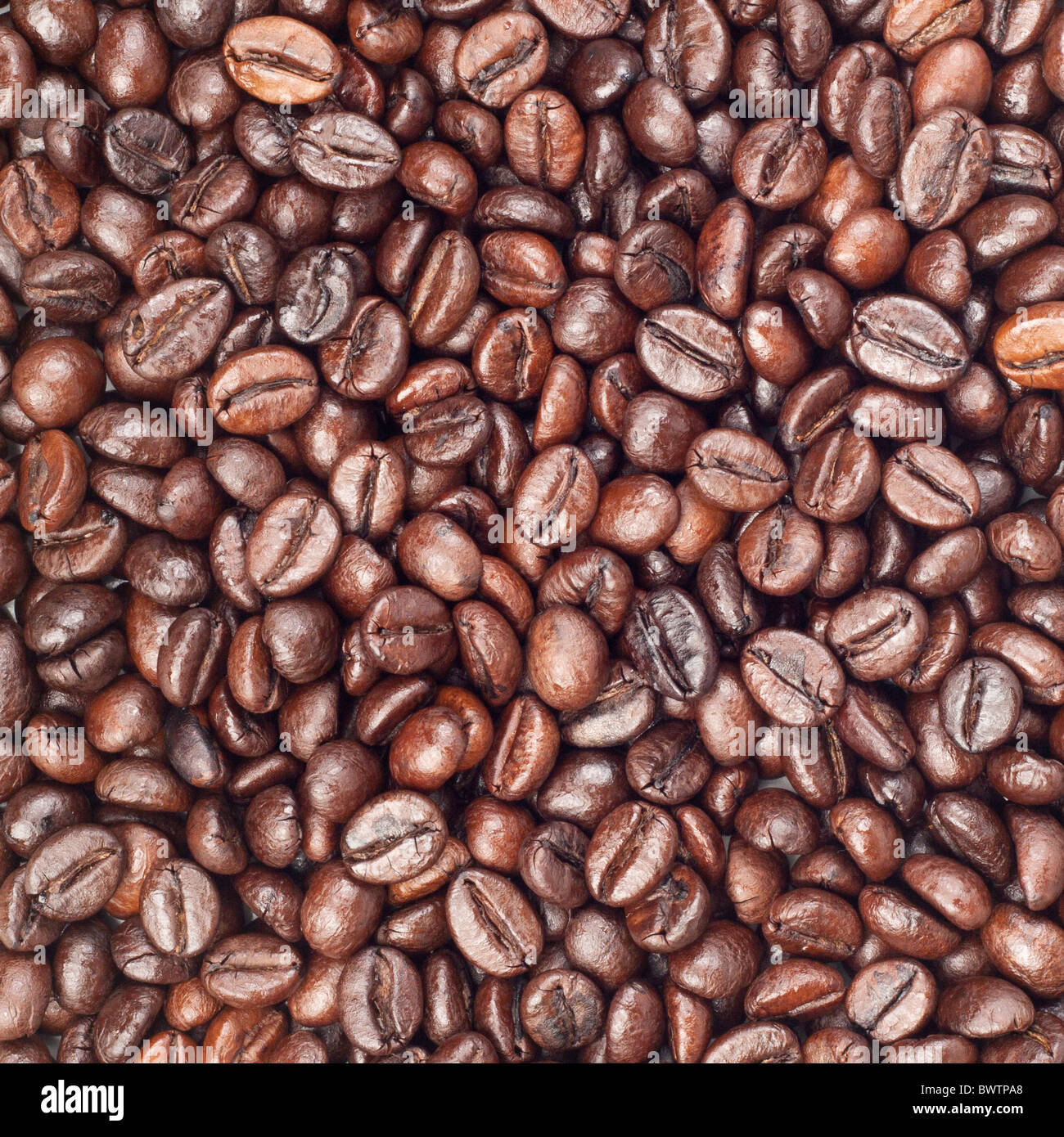 Roasted coffee beans background Stock Photo - Alamy