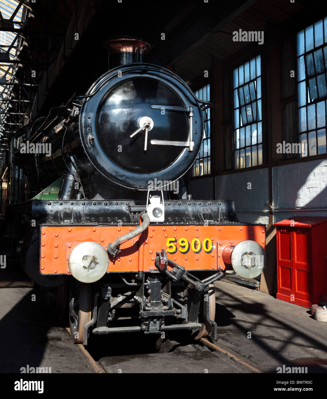 Great Western Railway (GWR) steam locomotive 5900 Hinderton Hall in the engine shed at Didcot Railway Centre Stock Photo