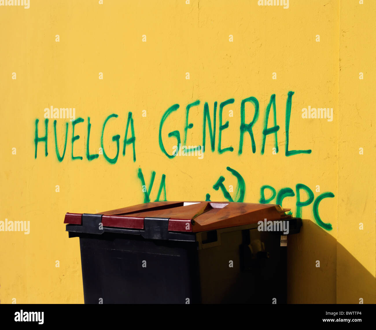 Huelga General ya (general strike now) sprayed on wall in Spain Stock Photo