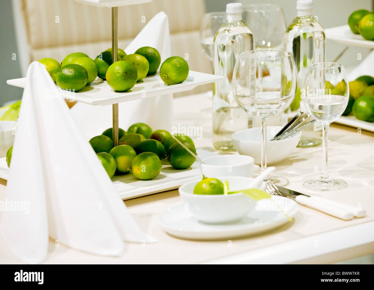 Tischdekoration mit Limetten Table decoration with lime Stock Photo