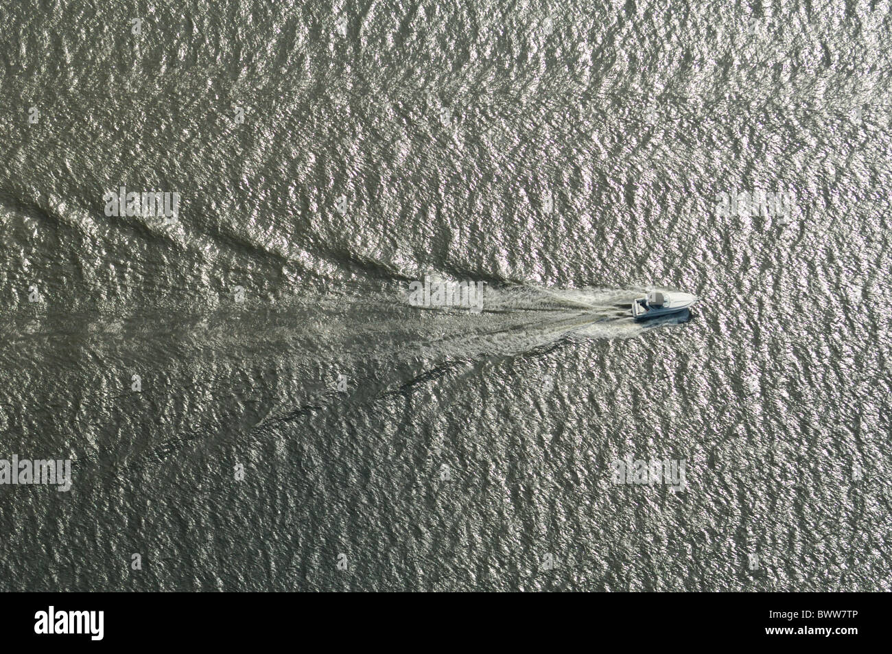 Surface waves created by a speed boat on Hudson river, New York, USA Stock Photo