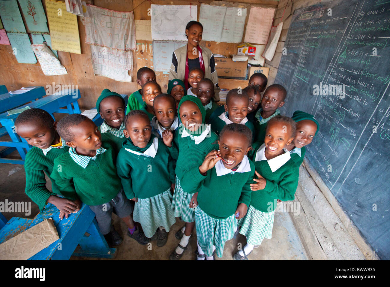 Teacher and class from Mathare slum, Maji Mazuri Centre and School, Nairobi, Kenya Stock Photo