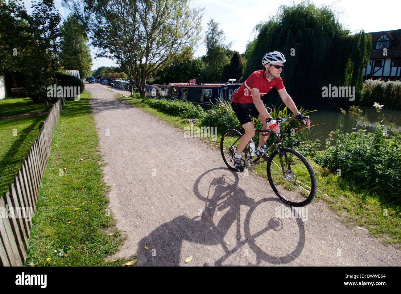 Cycling the Kennet and Avon canal towpath near Hungerford, Berkshire, UK Stock Photo