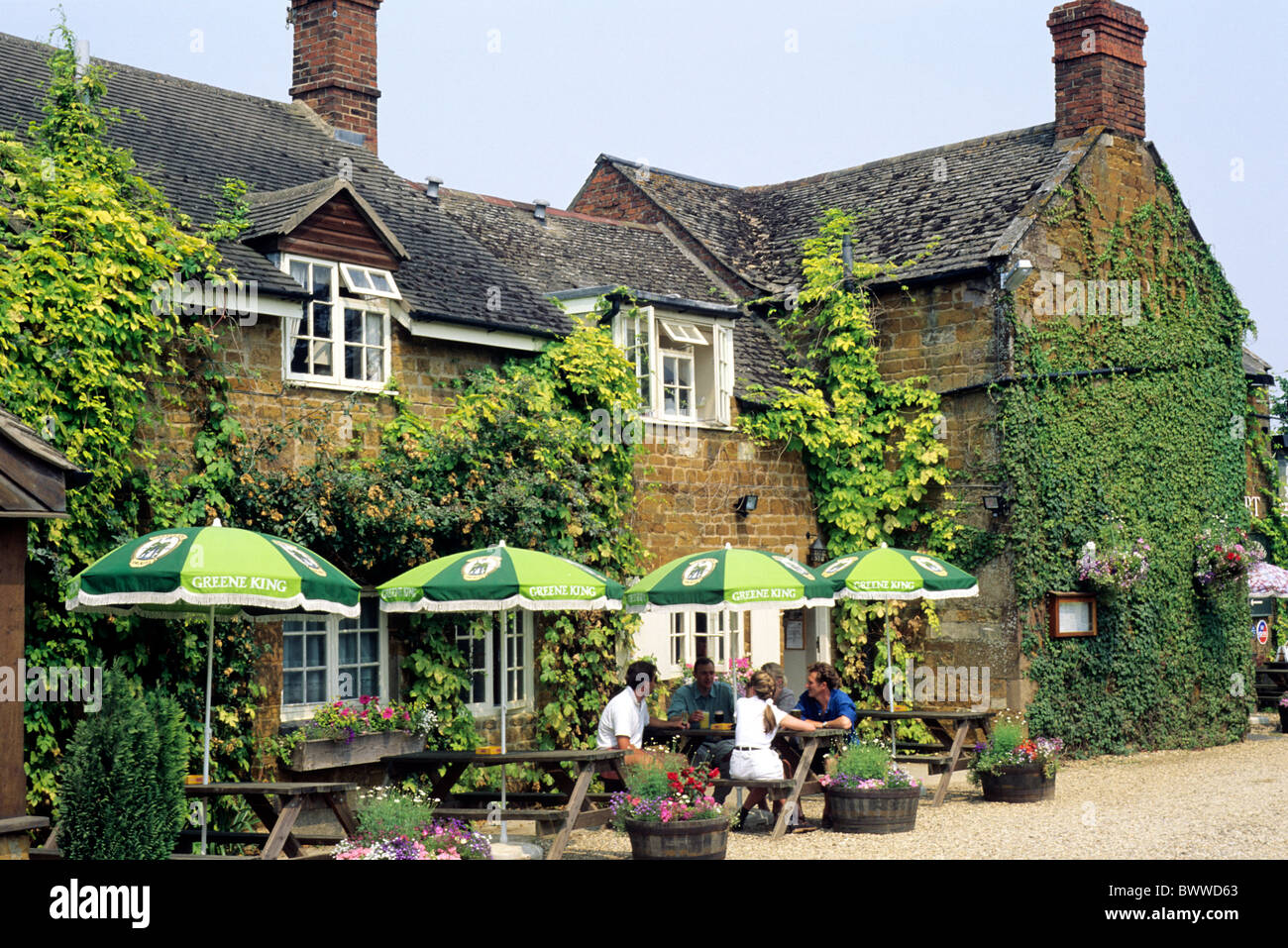 Country Pub, Lyddington, Leicestershire, people drinking eating outside table tables English pubs England UK Stock Photo