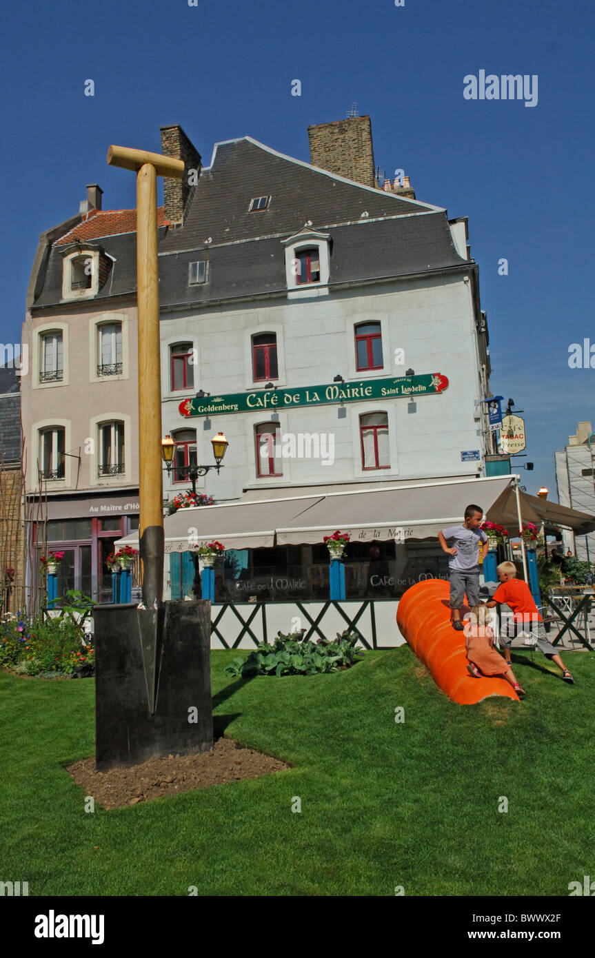 Cafe in the Place Godefroy de Bouillon in Boulogne sur Mer in the Pas