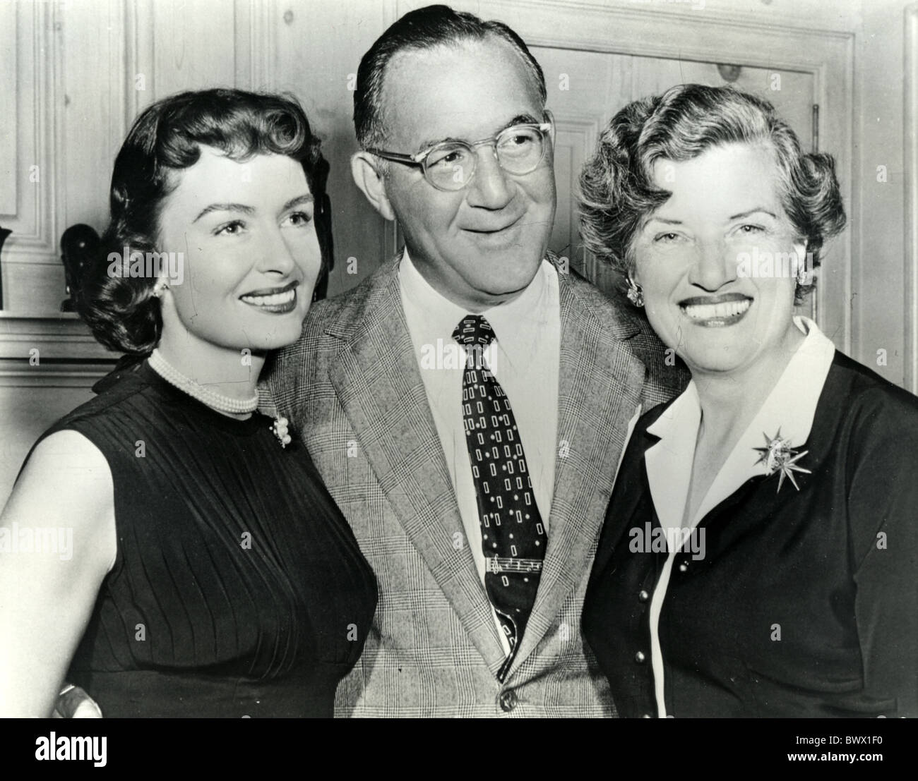 BENNY GOODMAN US jazz musician with wife Alice at right  Donna Reed who played his wife in the film The Benny Goodman Story Stock Photo