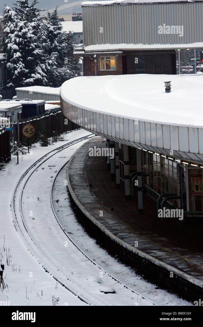 deserted platform at East croydon station due to snow Stock Photo