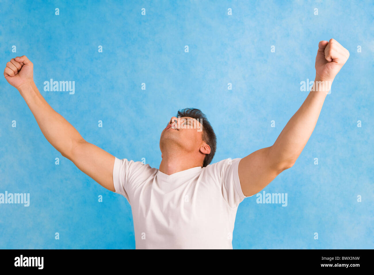 Поднимает людей вверх. Поднимает людей вверх. Счастливый мужчина. Поднимает людей вверх. Человек поднял руки вверх.