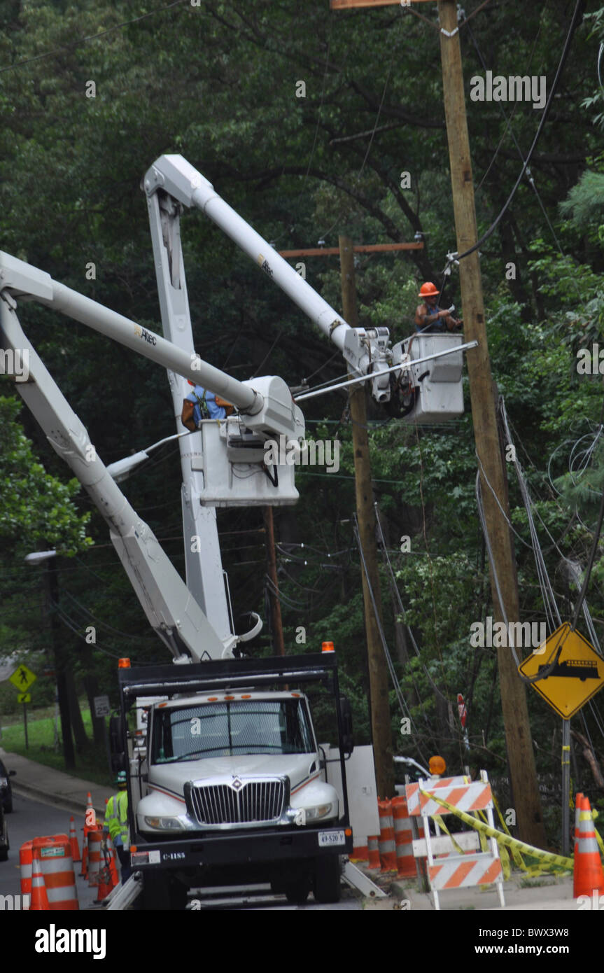 Utility workers working on electrical lines in Greenbelt, Maryland USA Stock Photo Alamy