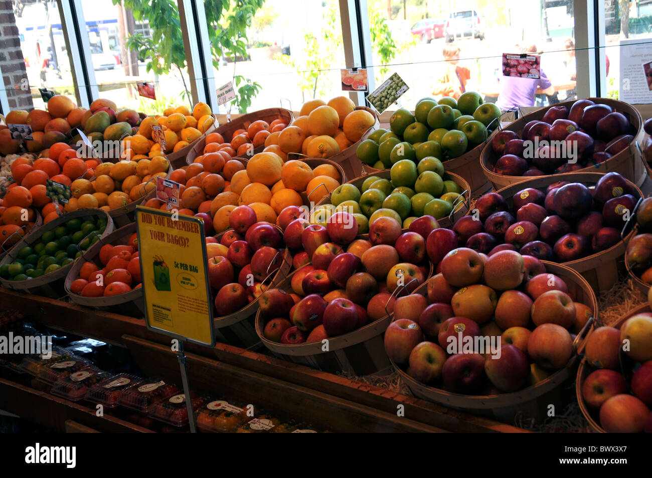Bins of pears hires stock photography and images Alamy