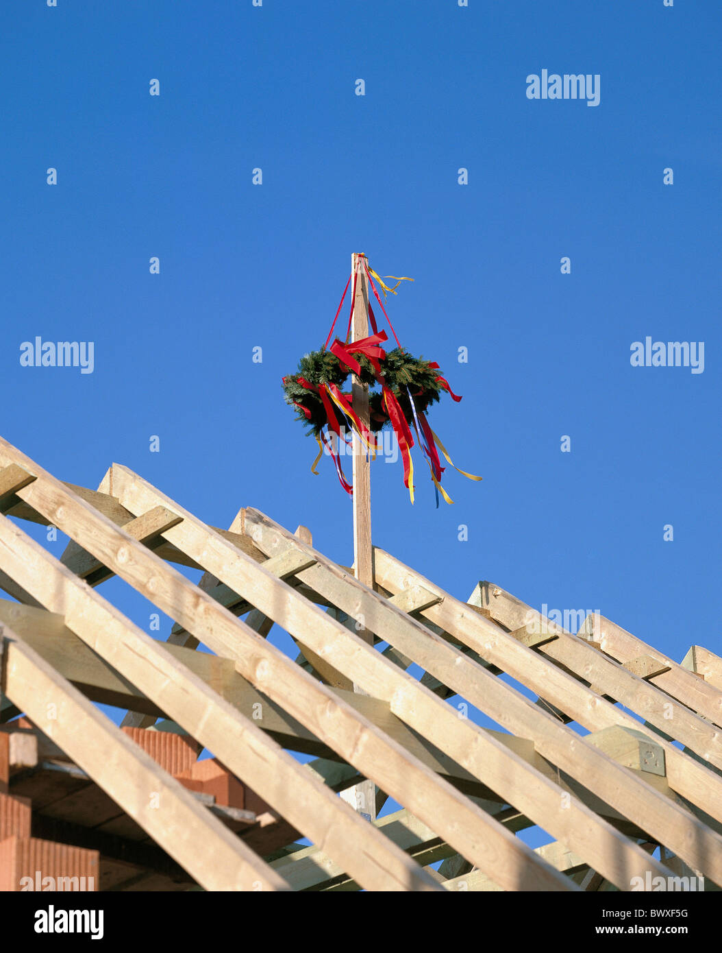 construction house construction wooden scaffolding Richtkranz on roof