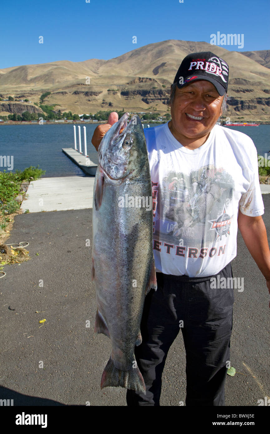Native American indian displaying a chinook salmon on the Columbia River, Oregon, USA. Stock Photo