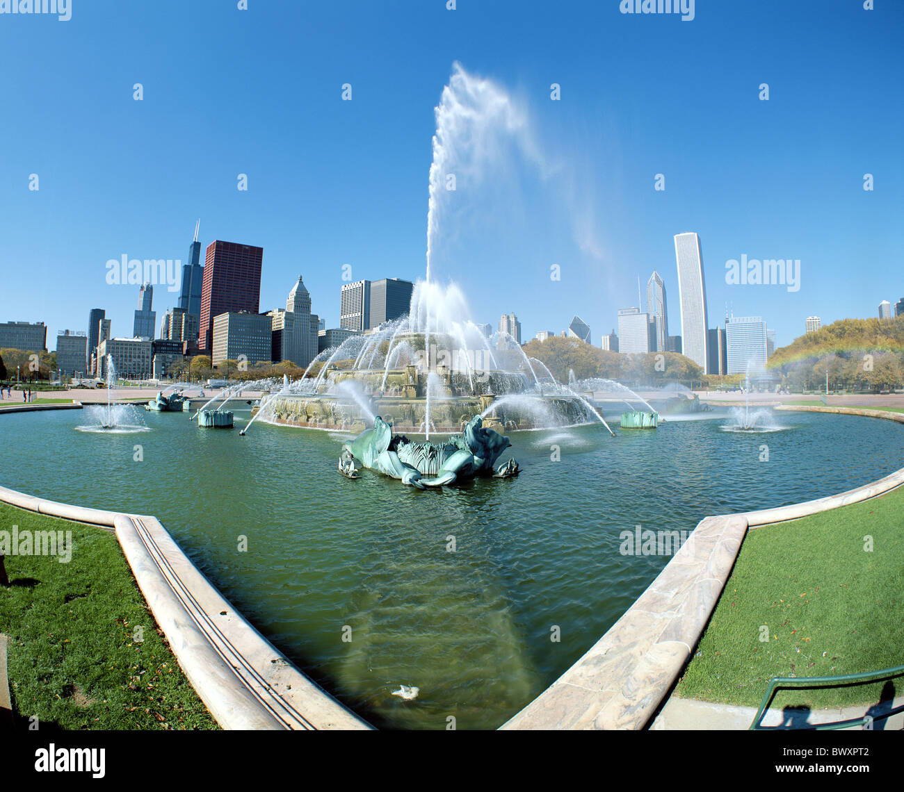 Buckingham well Chicago Grant Park Illinois place skyline fountain USA