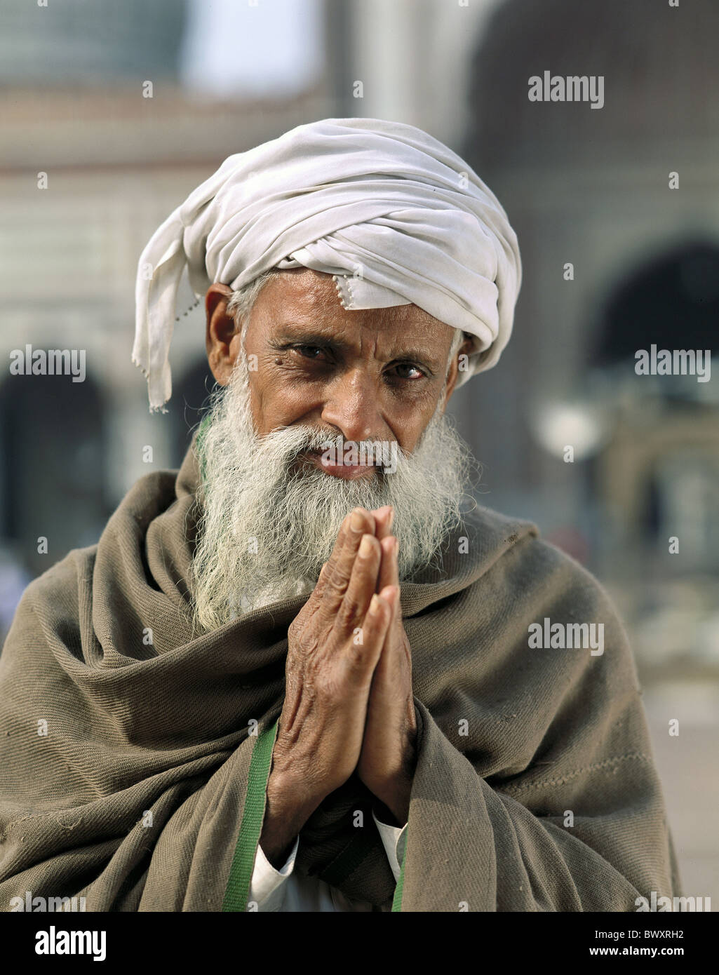 old man hands folded India Asia person New Delhi portrait white turban Stock Photo