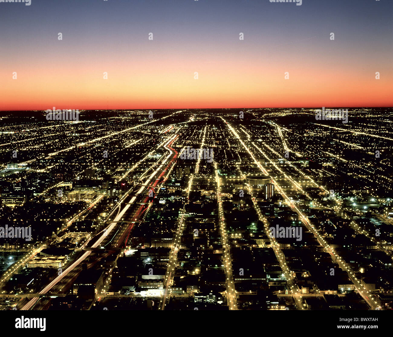 Chicago illinois night overview usa hi-res stock photography and images ...