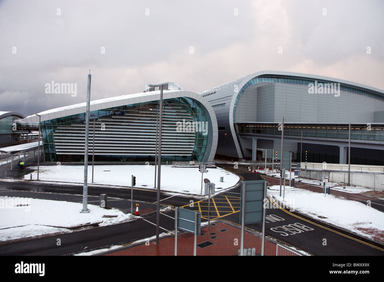 Dublin Airport Terminal 2 in snow Stock Photo