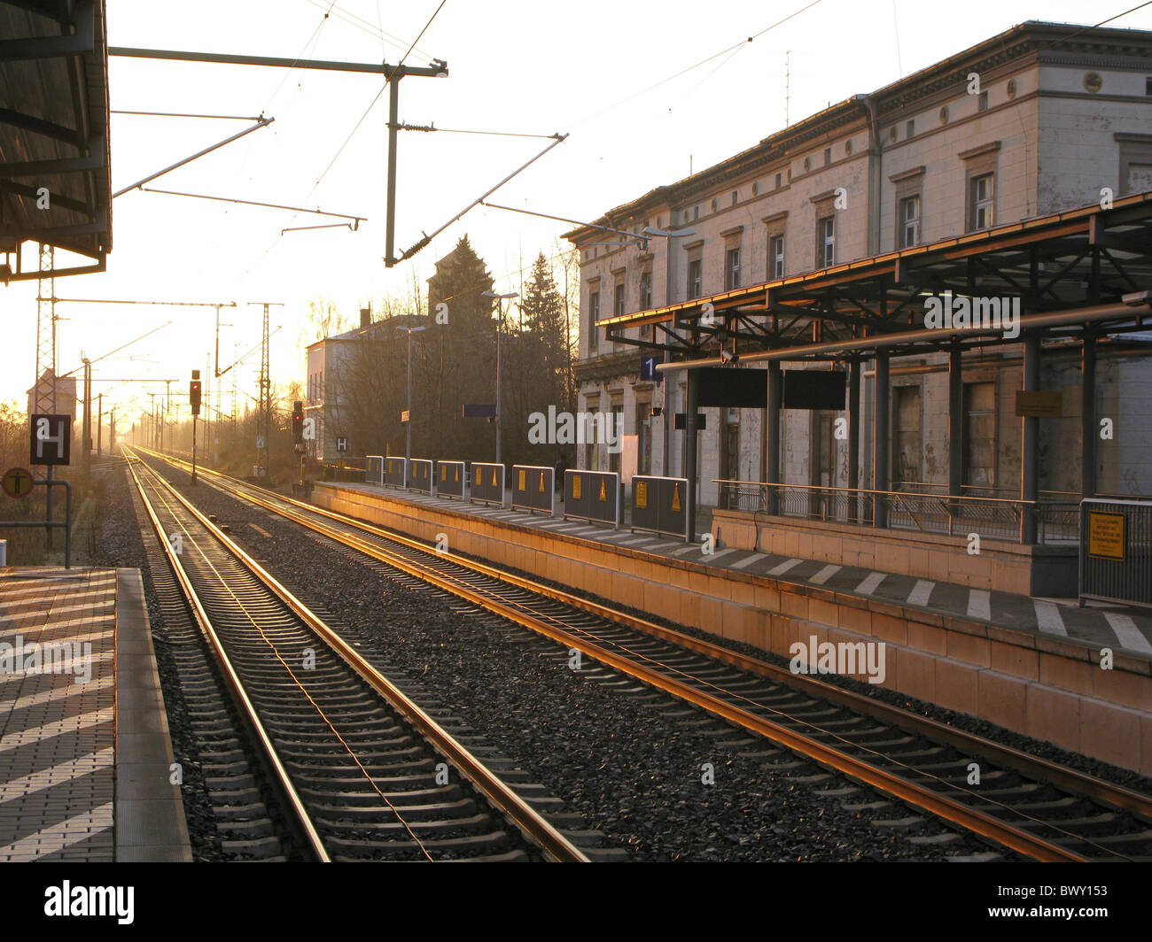 Neustadt Dosse Bahnhof Eisenbahnschienen Im Sonnenaufgang Stock Photo