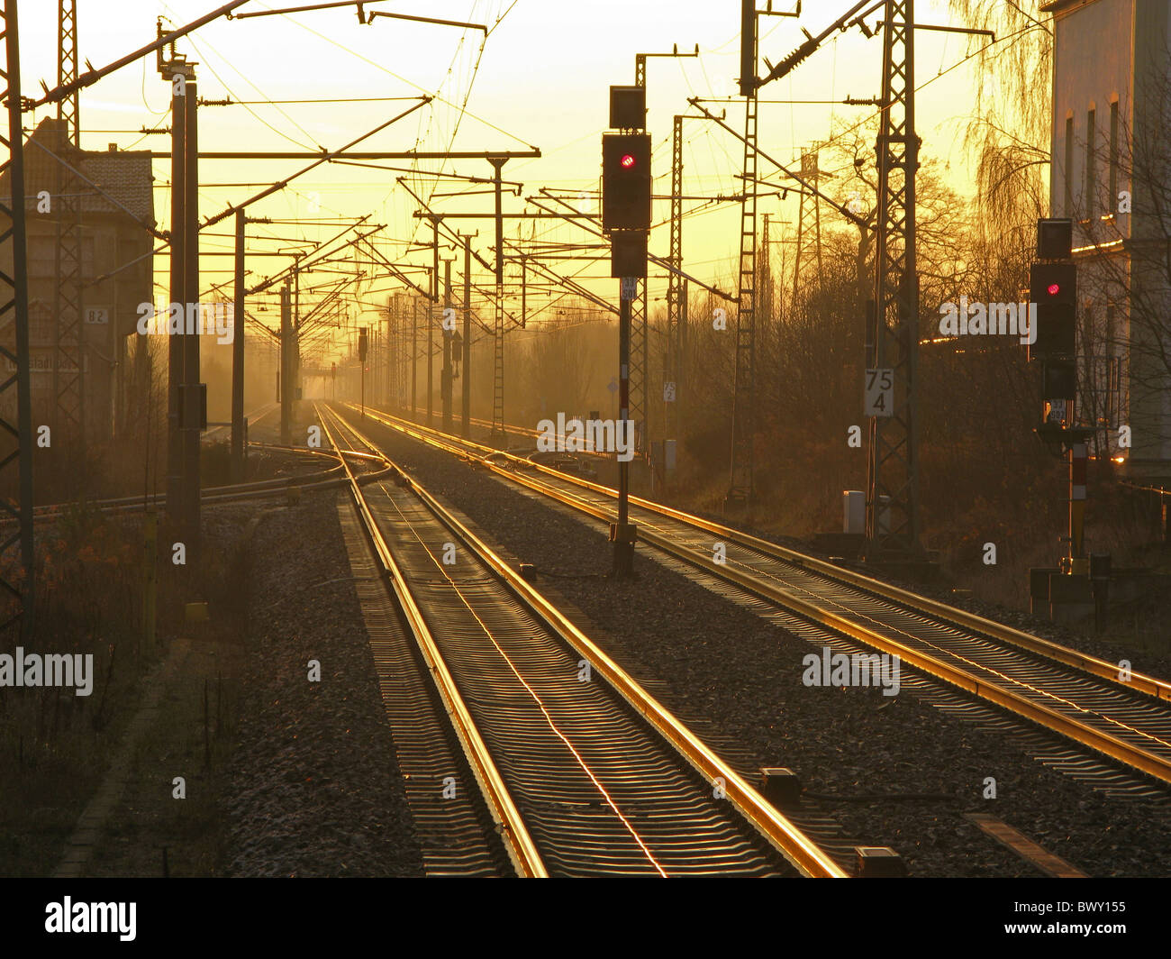 Neustadt Dosse Bahnhof Eisenbahnschienen Im Sonnenaufgang Stock Photo