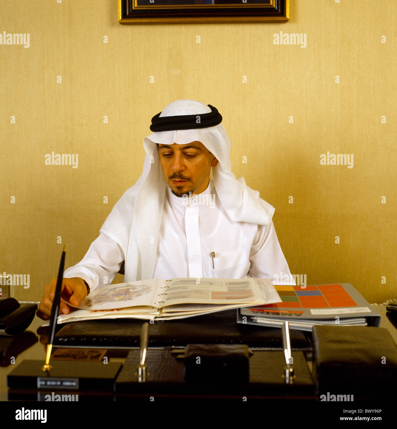 Saudi Arabia Dr Samir Abbas Saudi Doctor wearing Thobe and Ghutra In Office Stock Photo