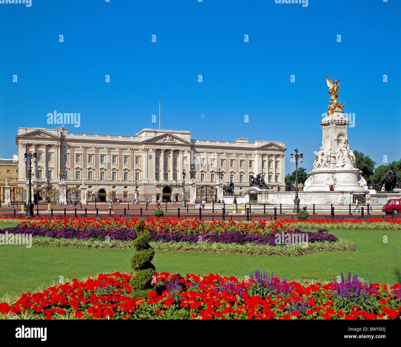 England Great Britain Europe London Royal Life Buckingham Palace outside flowerbeds Stock Photo