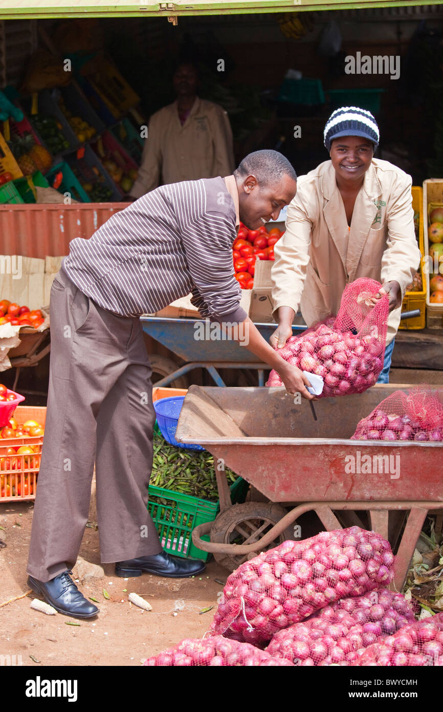 Administrator from an NGO (Maji Mazuri) buying onions, Nairobi, Kenya Stock Photo