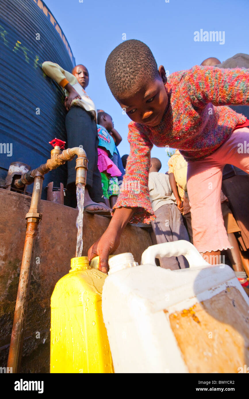Clean water supply kenya hires stock photography and images Alamy