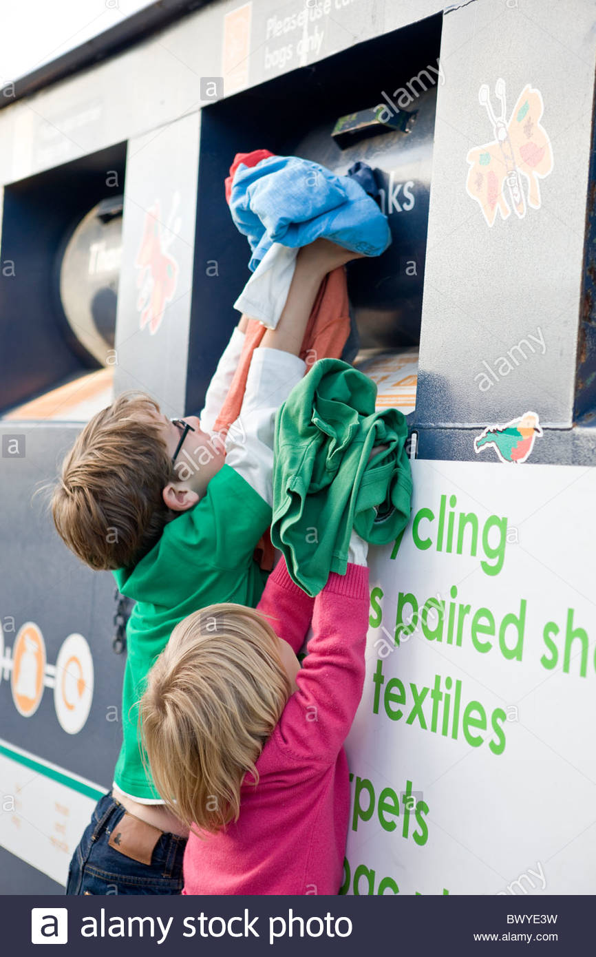 Child Throwing Rubbish Bin Stock Photos & Child Throwing Rubbish Bin Stock Images Alamy
