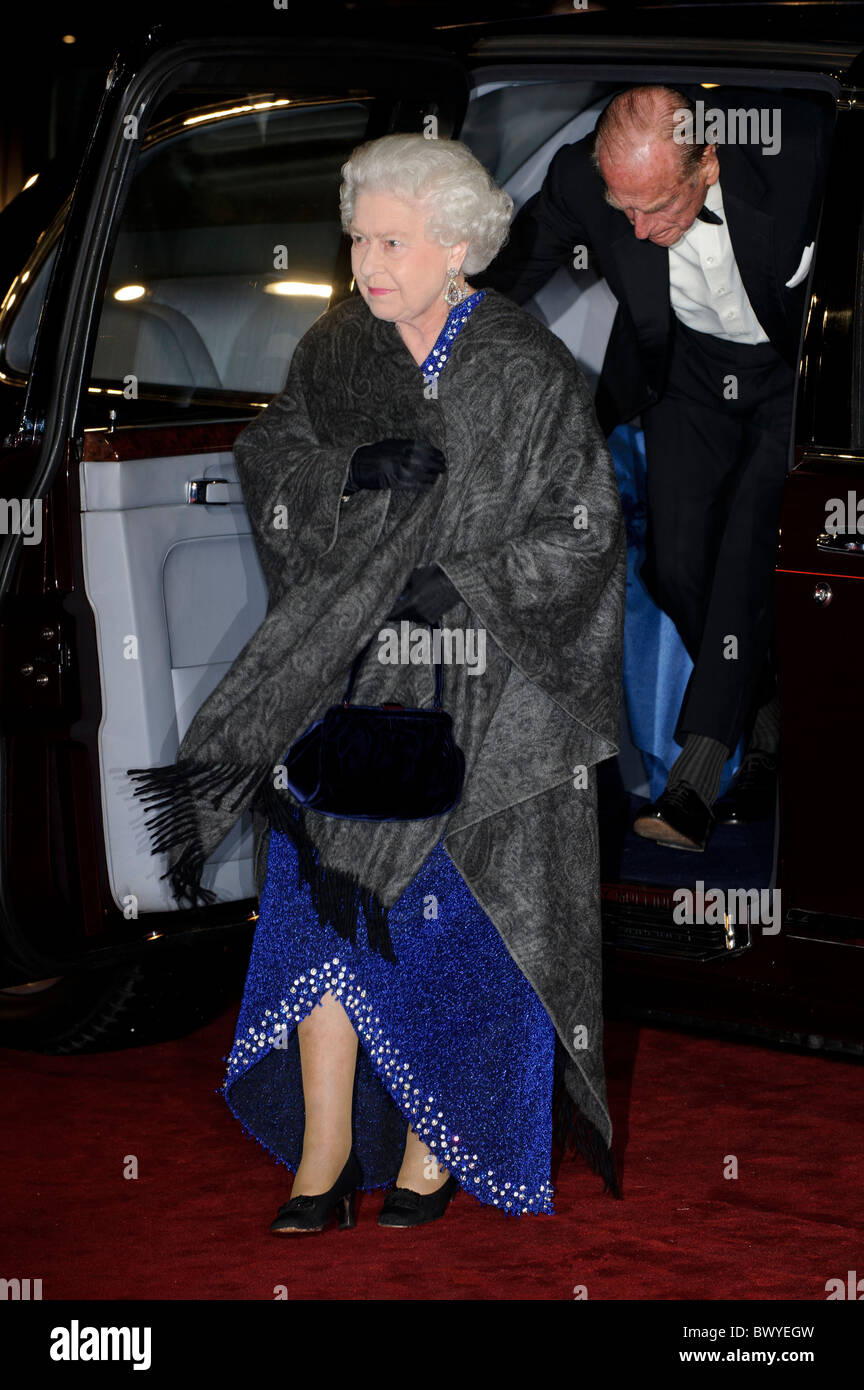 Queen Elizabeth II attends the World Premiere of Narnia The Voyage of the Dawn Treader, Leicester Square, London, 30th November. Stock Photo