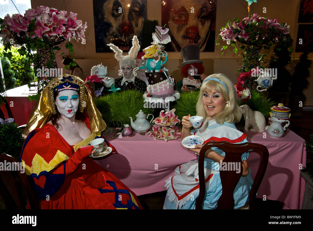 Actors with face paint makeup reenacting the Mad Hatter tea party from Alice in Wonderland Stock Photo