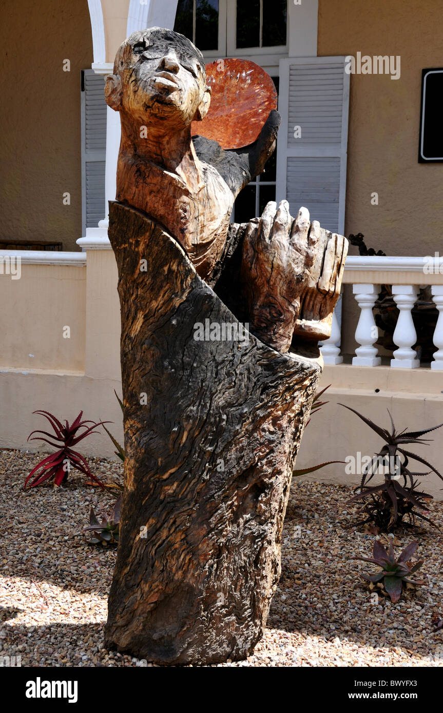 African wood sculpture hi-res stock photography and images - Alamy