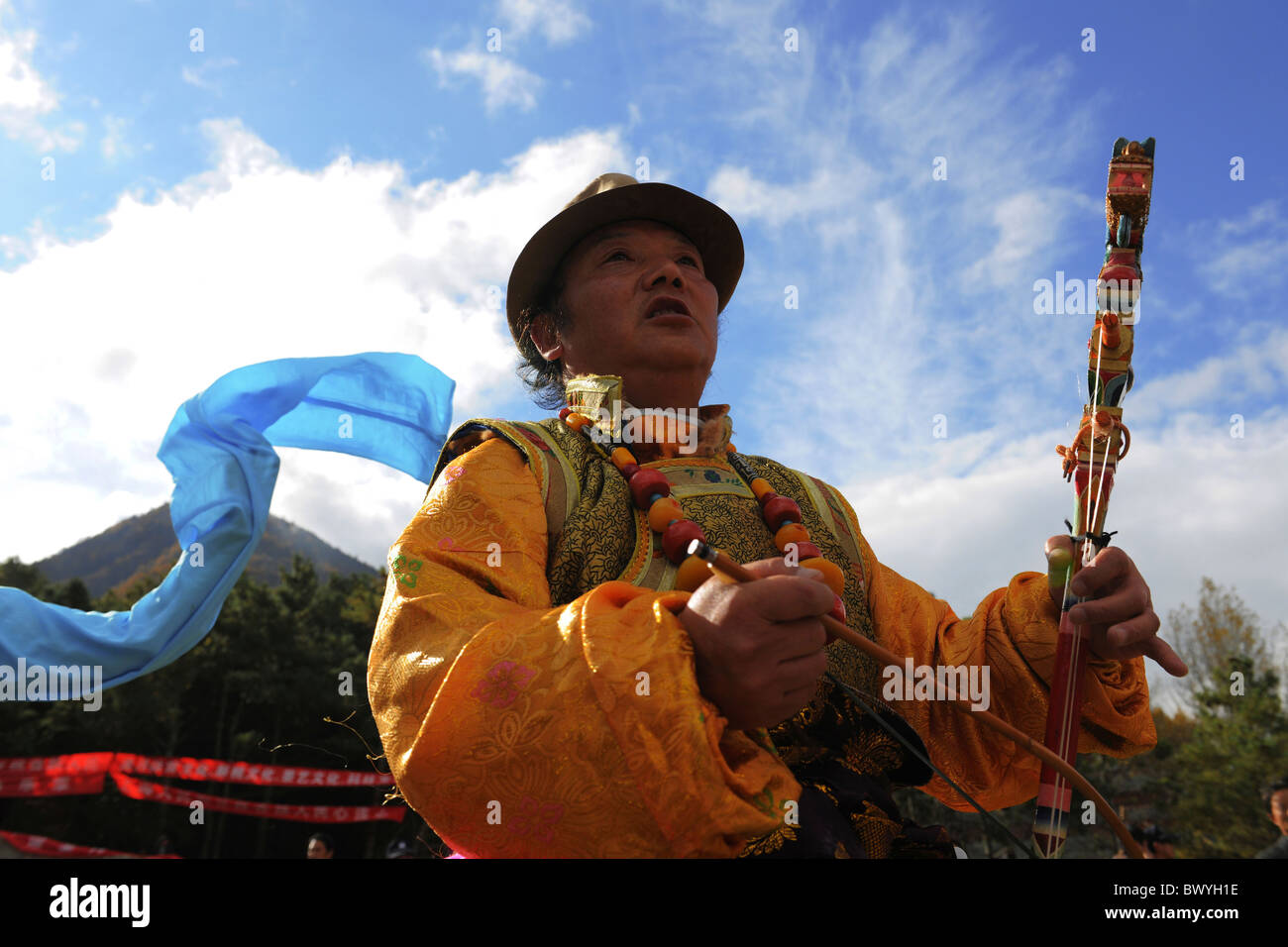 Tibetan man performing Erhu, Xinduqiao, Kangding, Garze, Sichuan Province, China Stock Photo