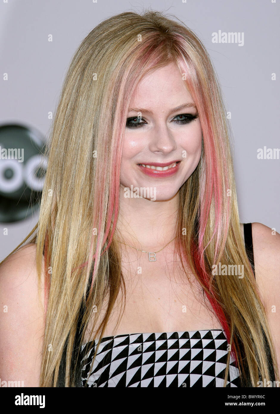 AVRIL LAVIGNE 2010 AMERICAN MUSIC AWARDS ARRIVALS DOWNTOWN LOS ANGELES
