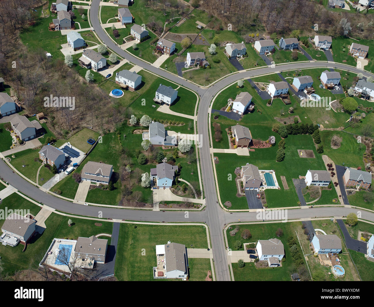 Middle class homes and yards in a modern eastern US bedroom community