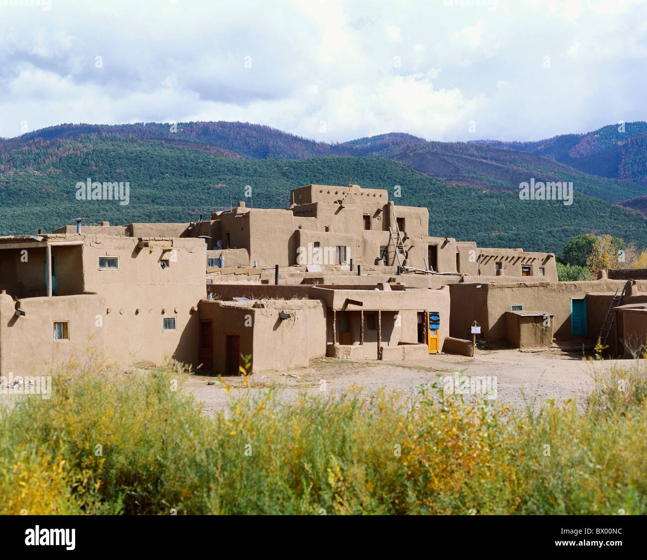 Taos indians hi-res stock photography and images - Alamy