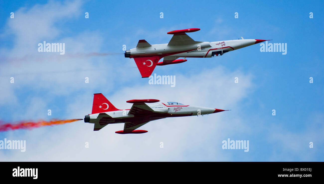 Two pair of Turkish Stars Northrop NF-5 Team inverted mirror formation left to right Stock Photo