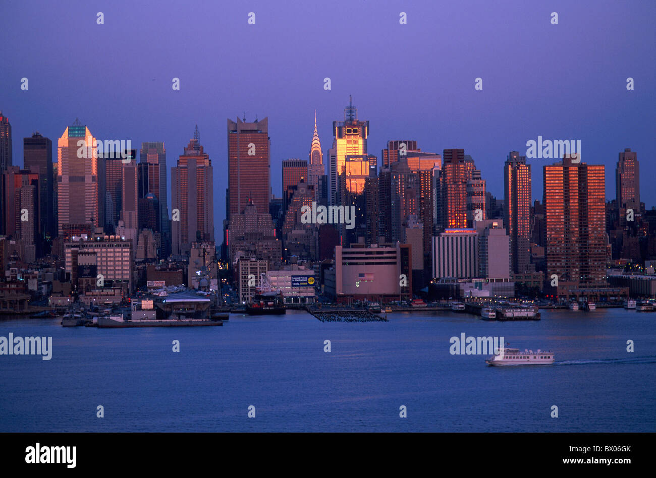 dusk Empire State Building Midtown Manhattan mood New York shore ...