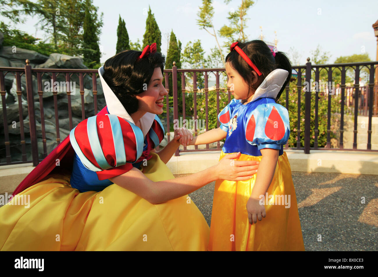 Disneyland Hongkong Princess - Princess Snow White Greeting A Girl Who Dress The Same Fantasyland Stock Photo Alamy
