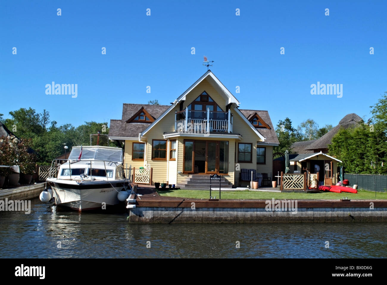 waterside property on the norfolk broads Stock Photo Alamy