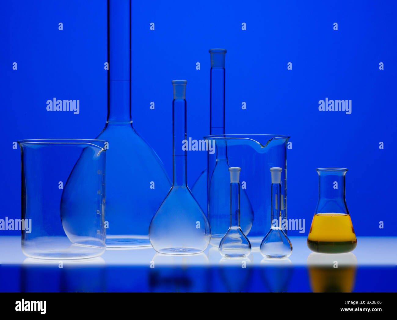 Retort laboratory hires stock photography and images Alamy