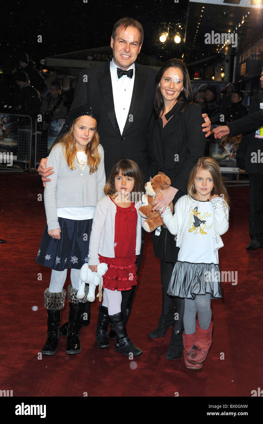 PETER JONES & FAMILY THE CHRONICLES OF NARNIA - THE VOYAGE OF THE DAWN TREADER FILM PREMIERE LEICESTER SQUARE LONDON ENGLAND 3 Stock Photo