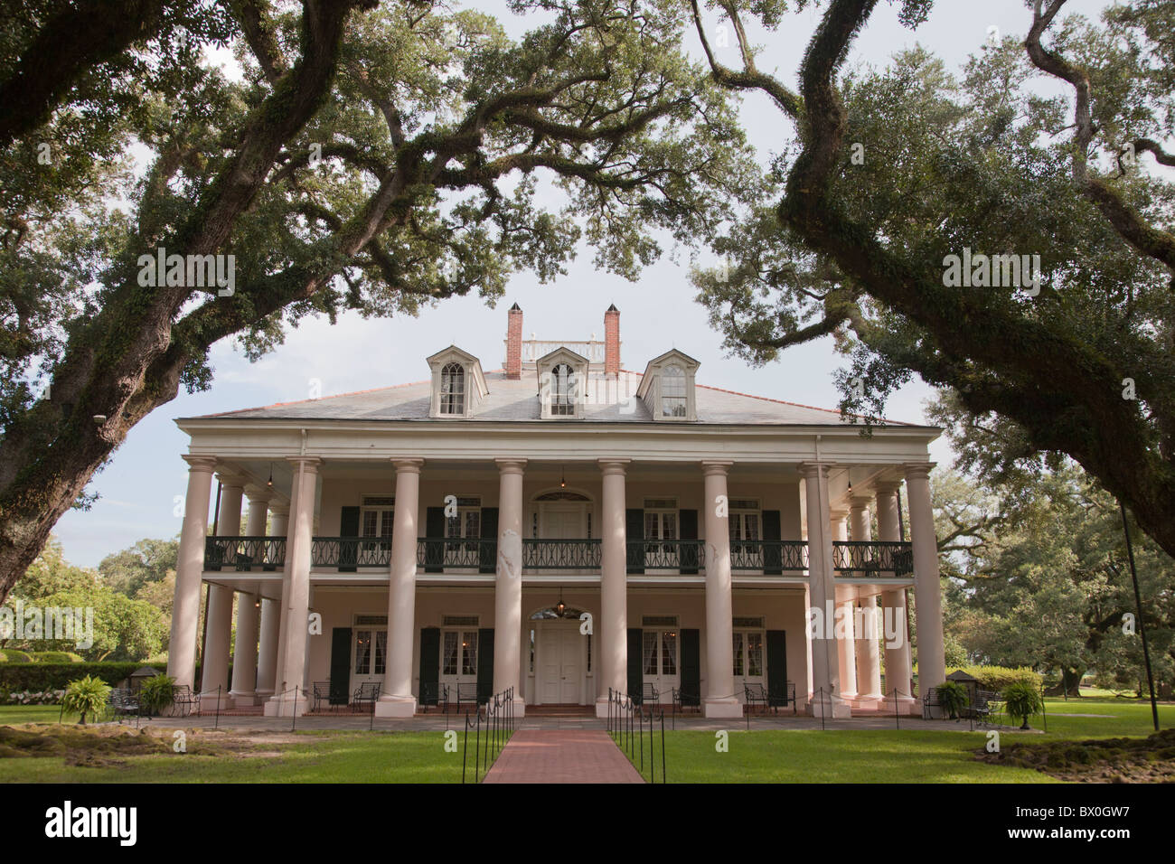 Between New Orleans and Baton Rouge, and on the Mississippi River, lies Oak Alley Plantation, now a historical tour destination. Stock Photo