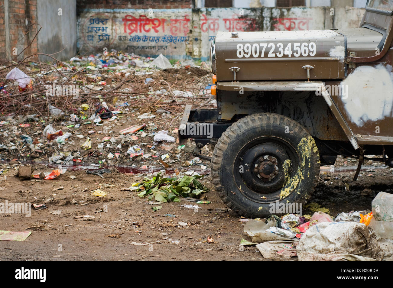 An abandoned jeep in a slum in the city of Bhopal, India Stock Photo