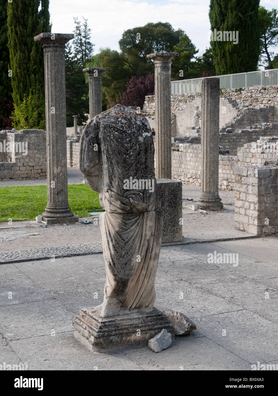 Headless armless hires stock photography and images Alamy